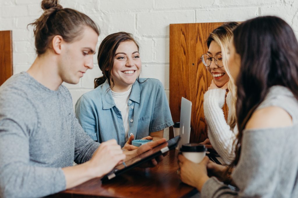 Com o SaaS o usuário pode acessar o sistema de qualquer dispositivo com internet, sem a necessidade de instalação do software.